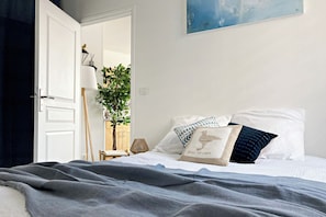 1 habitación, escritorio, tabla de planchar con plancha y cuna de viaje