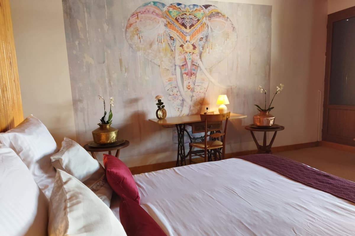 Camera Comfort con letto matrimoniale o 2 letti singoli | Con stile personalizzato, con arredamento individuale, una scrivania