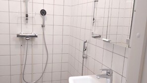 Leilighet – basic, flere senger, ikke-røyk, kjøkken | Bad | Håndklær