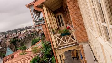 Apartemen Premium | Seprai premium dan dilengkapi dengan perabotan berbeda-beda