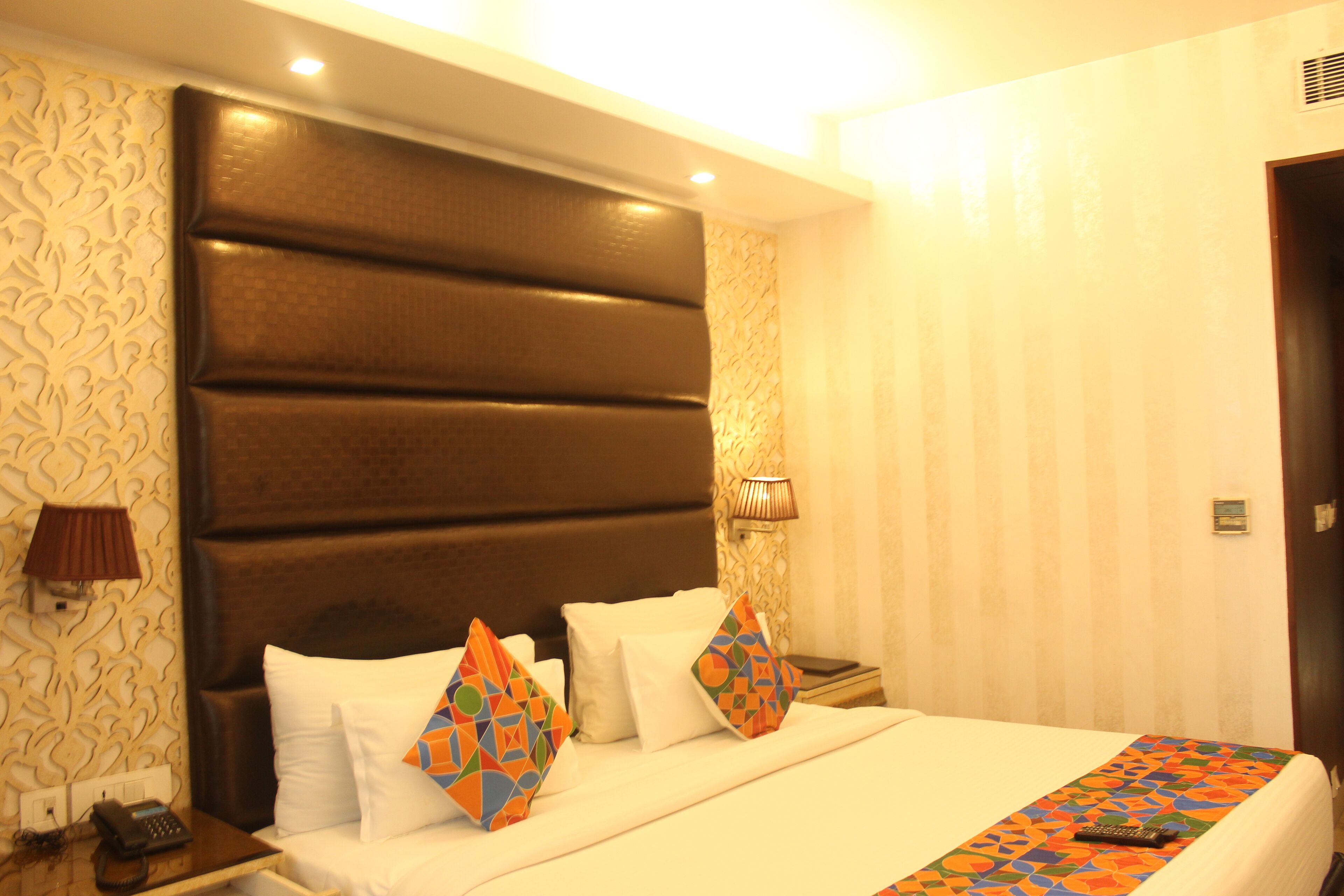 Minibar, free WiFi, bed sheets