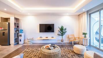 Business Apartment | Living area | Flat-screen TV