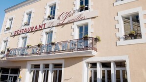 Edifici amb un rètol que diu 'RESTAURANT Le Lucullus' i 'HOTEL DE FRANCE', indicant un establiment francès.
