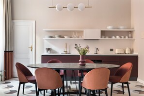 Apartemen Deluks | Dapur pribadi | Meja makan
