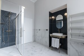 Family Apartment | Bathroom | Towels, soap, shampoo, toilet paper - Be Mate Piazza Navona (Rome)