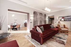 Deluxe Apartment | Living area | 48-inch flat-screen TV with cable channels, TV - Be Mate Piazza Navona (Rome)