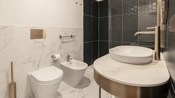 Familienapartment | Badezimmer | Handtücher, Seife, Shampoo, Toilettenpapier