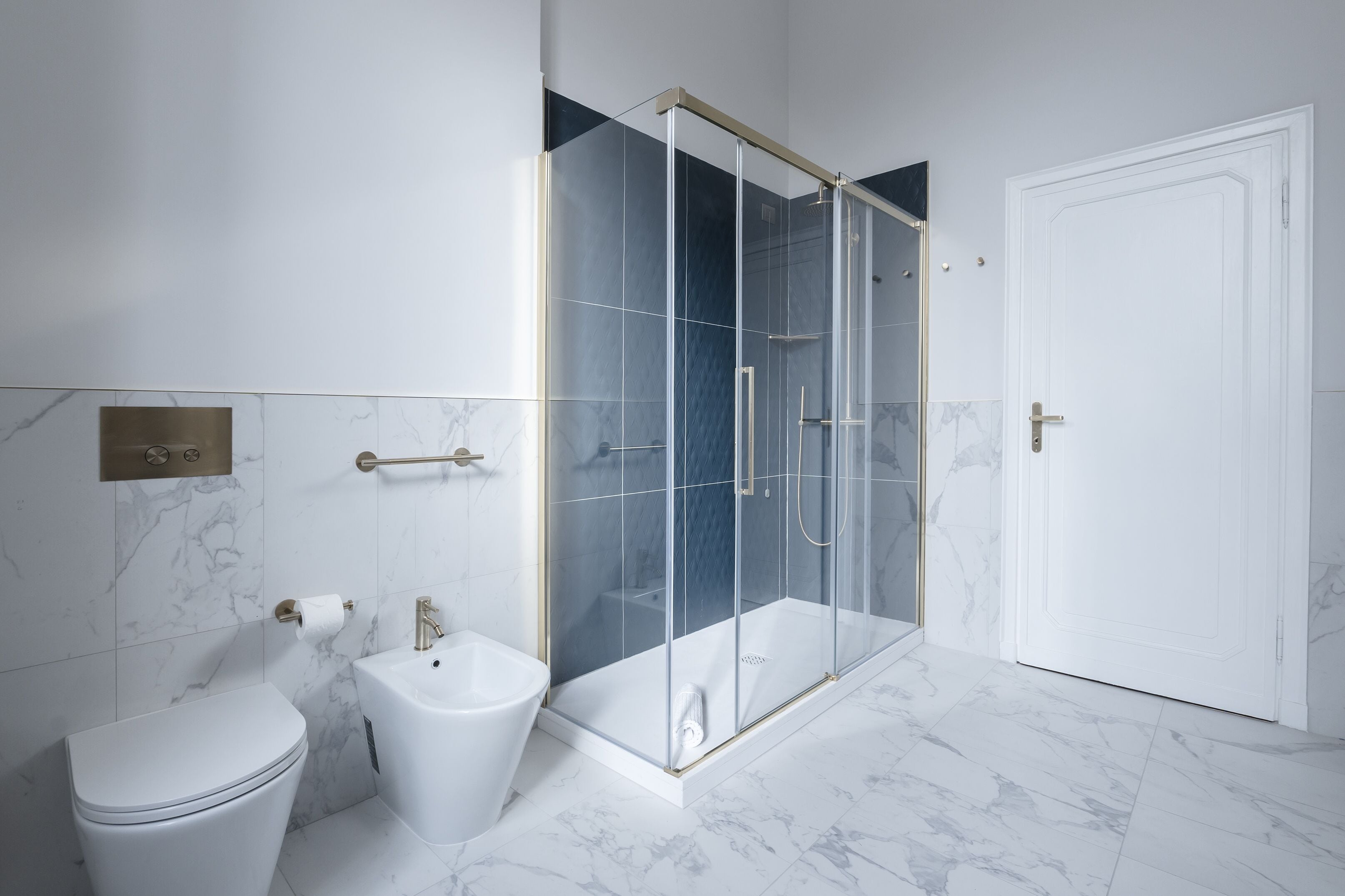 Family Apartment | Bathroom | Towels, soap, shampoo, toilet paper