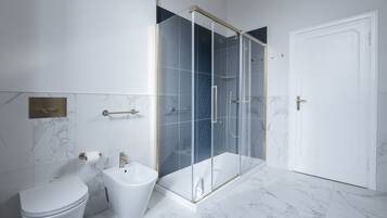 Family Apartment | Bathroom | Towels, soap, shampoo, toilet paper