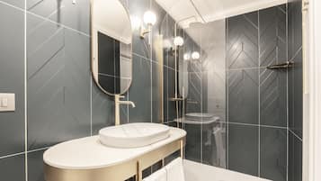 Deluxe appartement | Badkamer | Handdoeken, zeep, shampoo, toiletpapier