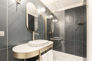 Deluxe Apartment | Bathroom | Towels, soap, shampoo, toilet paper - Be Mate Piazza Navona (Rome)