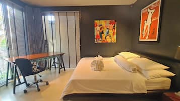 8 quartos, escrivaninha, acesso à internet, roupa de cama
