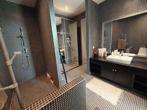 Haartrockner, Handtücher, Seife, Shampoo