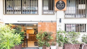 Un bâtiment portant une enseigne avec le numéro 870, indiquant qu’il s’agit d’un hôtel ou d’un immeuble.
