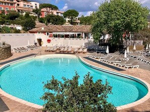 Een buitenzwembad en een verwarmd zwembad