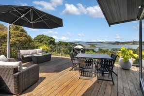 Outdoor dining - Double Bay Hideaway - Kerikeri Holiday Home (Kerikeri)