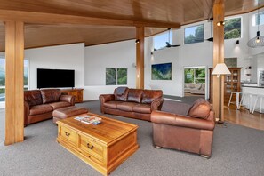 TV - Double Bay Hideaway - Kerikeri Holiday Home (Kerikeri)
