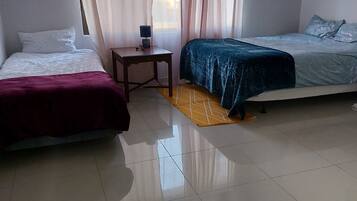 Escrivaninha, espaço de trabalho para notebook