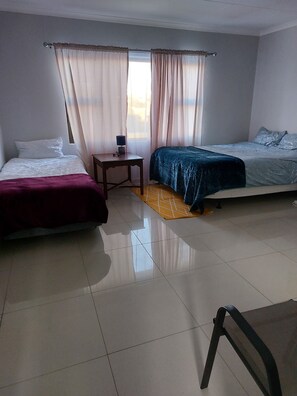 Desk, laptop workspace, iron/ironing board, free WiFi - Special Inn Bed and Breakfast (Windhoek)