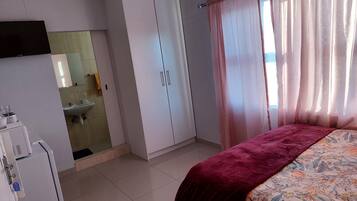 Toalhas de banho, sabonete, papel higiênico