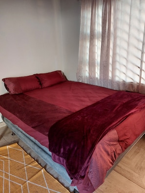Kamar Double Standar | Meja kerja, ruang kerja ramah laptop, dan setrika/meja setrika