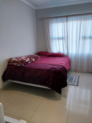 Kamar Double Standar | Meja kerja, ruang kerja ramah laptop, dan setrika/meja setrika