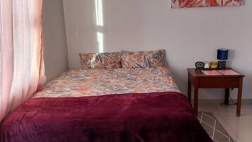 Quarto casal standard | Escrivaninha, espaço de trabalho para notebook