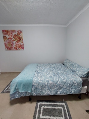 Kamar Double Standar | Meja kerja, ruang kerja ramah laptop, dan setrika/meja setrika
