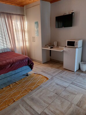 Standard Double Room | Desk, laptop workspace, iron/ironing board, free WiFi - Special Inn Bed and Breakfast (Windhoek)