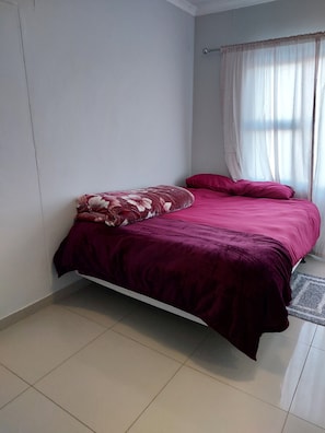Kamar Double Standar | Meja kerja, ruang kerja ramah laptop, dan setrika/meja setrika