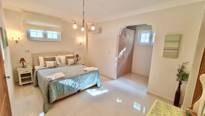 A bedroom with a bed, bedside tables, a nightstand, a wardrobe, and a window. - Private Villa ErzanMyne Private Pool Mountain View Ovacik Oludeniz (Muğla)