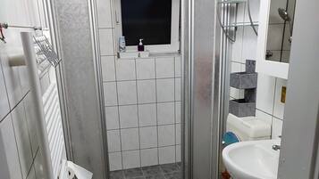 Dusche, Haartrockner, Handtücher, Toilettenpapier