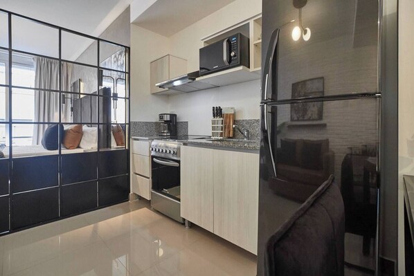 Refrigerador, microondas, horno, placa de cocina