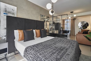 Een bureau, een strijkplank/strijkijzer, gratis wifi, beddengoed