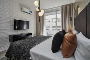 Escritorio, tabla de planchar con plancha, wifi gratis y ropa de cama