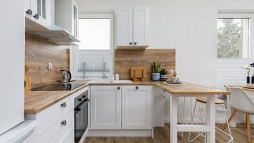 Fridge, oven, stovetop, dishwasher