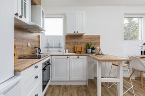 Frigorifero, forno, piano cottura, lavastoviglie