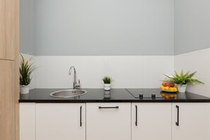 Fridge, microwave, stovetop, dishwasher - Sławińska 6 | Stylish Apartment | Air conditioning (Warszawa)