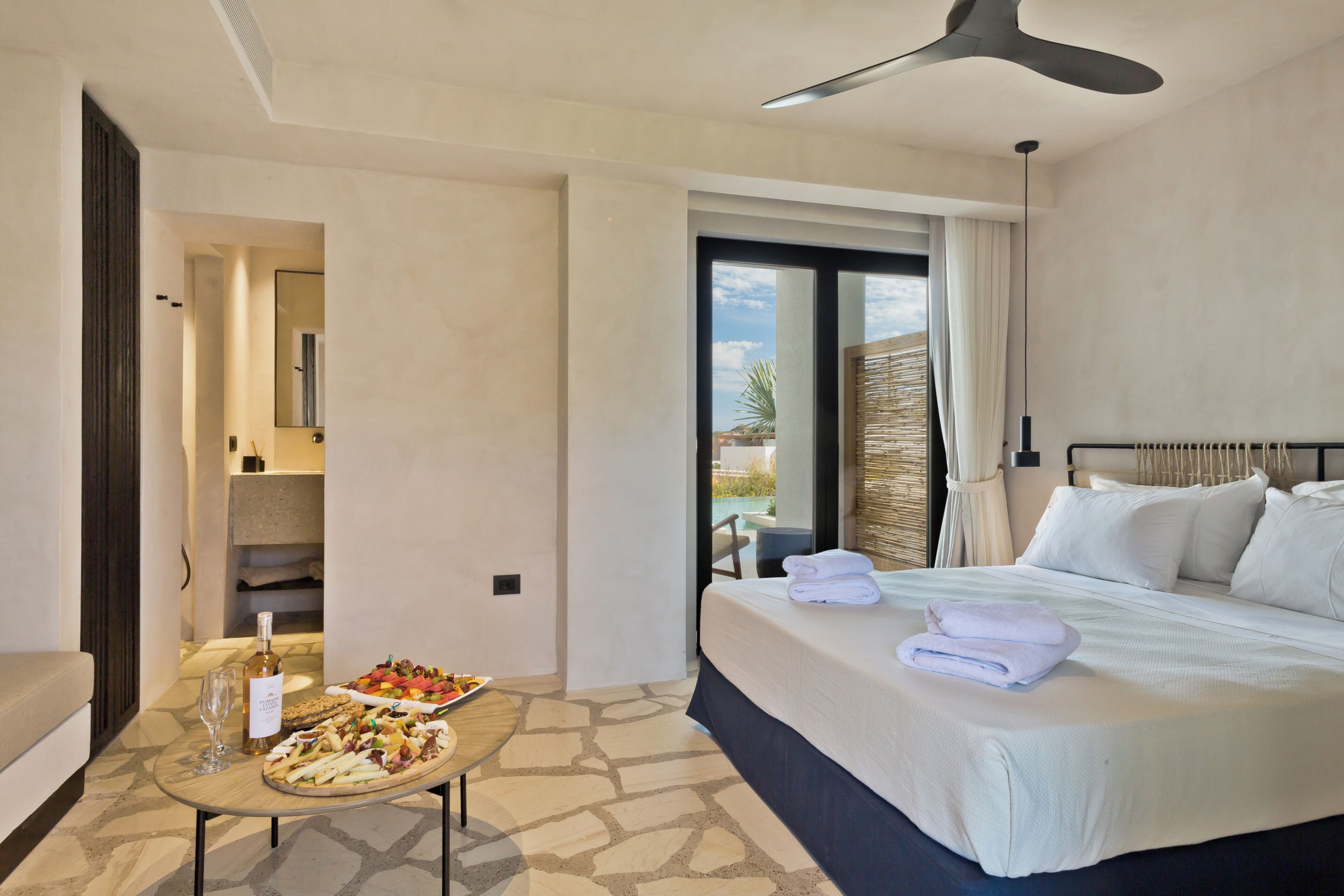 Deluxe Double Room, Swim Up | Brankas, kedap suara, dan Wi-Fi gratis