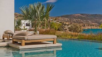 Deluxe Double Room, Swim Up | In-room safe, soundproofing, free WiFi