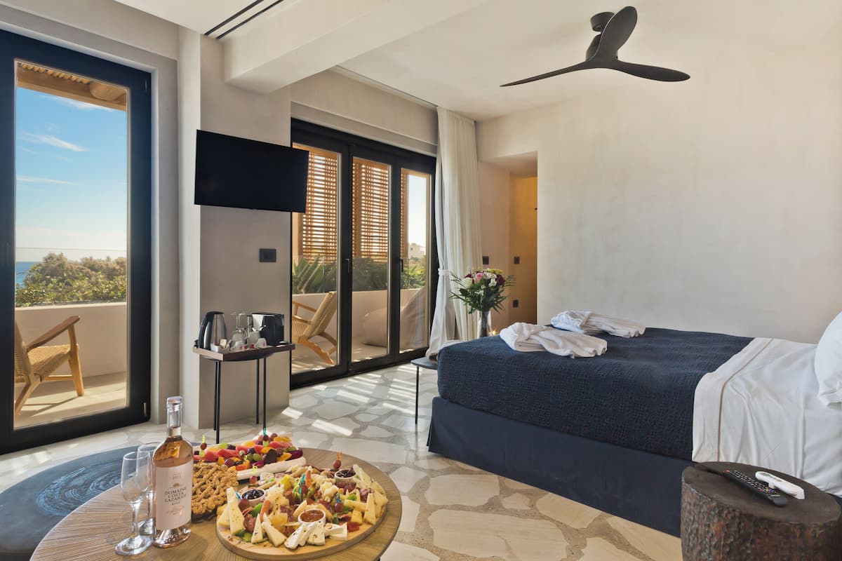 Deluxe Double Room, Sea View | In-room safe, soundproofing, free WiFi
