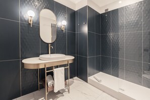 Deluxe Apartment | Bathroom | Towels, soap, shampoo, toilet paper - Be Mate Castel Sant'Angelo (Rome)