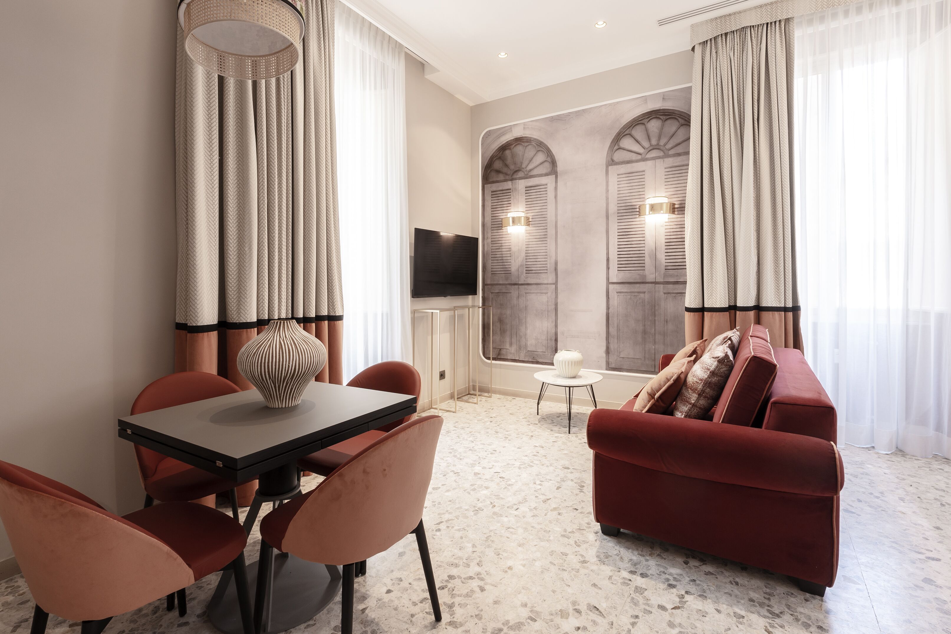 Deluxe appartement | Woonruimte | Een 48-inch flatscreentelevisie met digitale zenders en een televisie
