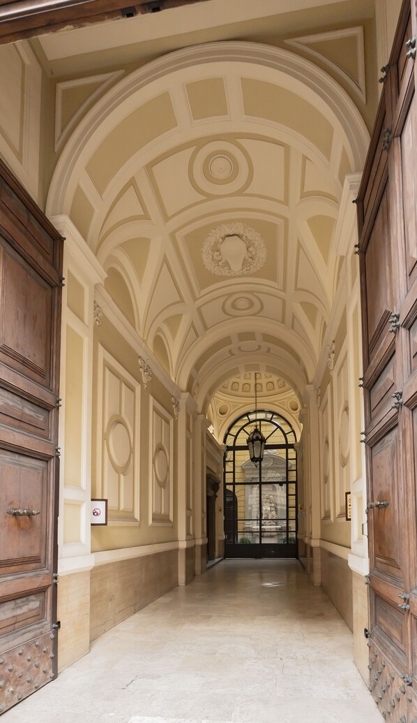 المنشأة من الداخل