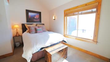 5 bedrooms, desk, iron/ironing board, free WiFi
