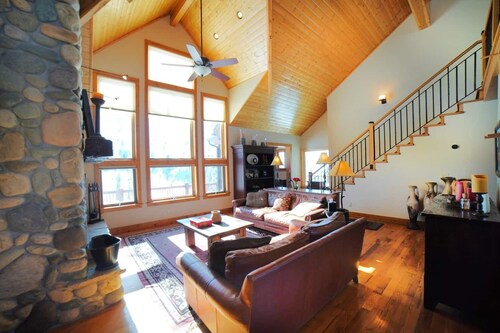 Luxurious Private Mountain Retreat w/Hot Tub + Sauna