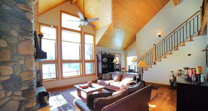 Luxurious Private Mountain Retreat w/Hot Tub + Sauna