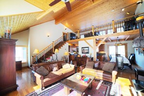 Televisión, chimenea, oficina y monitor de computadora 