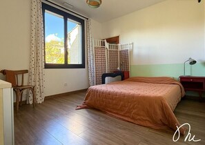 3 dormitorios, tabla de planchar con plancha, cuna de viaje