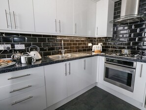 Fridge, electric kettle, toaster, cookware/dishes/utensils - Sunbeach (Weymouth)